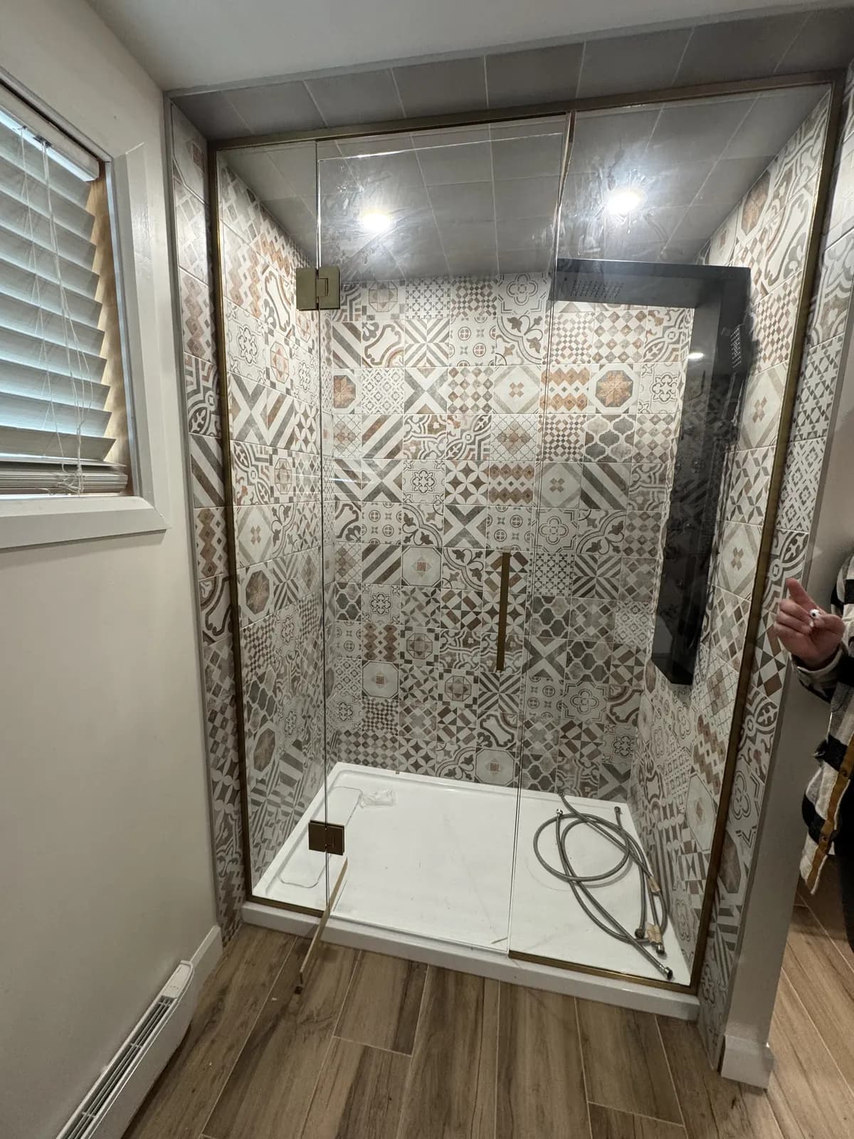 Douche en verre avec cadre doré, vue de face