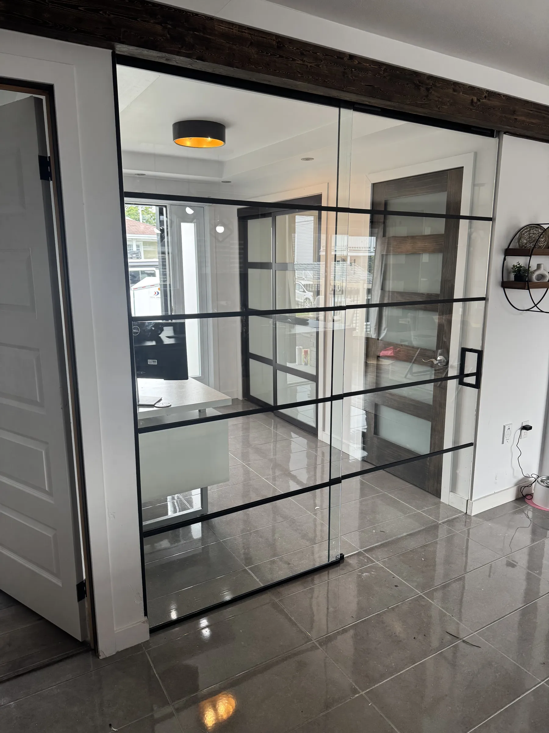 Porte coulissante vitrée sur mesure installée par Vitrerie LB9